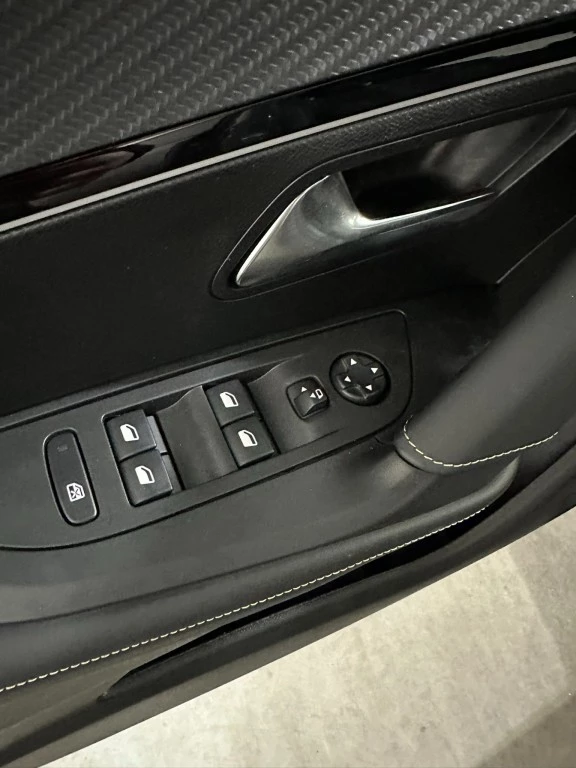 Hoofdafbeelding Peugeot e-2008