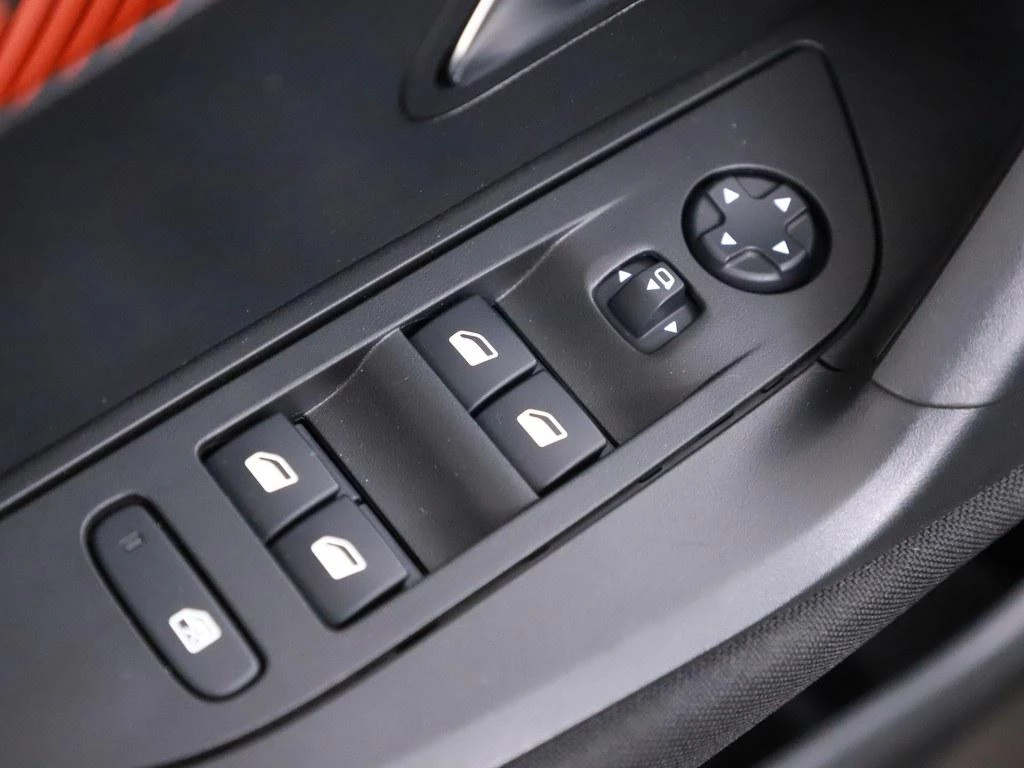 Hoofdafbeelding Peugeot e-2008