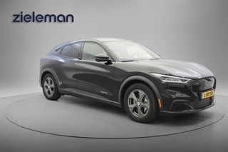 Hoofdafbeelding Ford Mustang Mach-E Ford Mustang Mach-E RWD 75 KWH - Carplay, Panorama, Leer, Camera, Stoelverw.