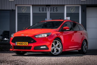 Ford Focus Wagon 2.0 ST-2 250pk I Recaro I Carplay I Camera I Climate I Keyless-Go I Dealer-onderhouden