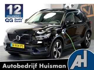 Hoofdafbeelding Volvo XC40 Volvo XC40 1.5 T4 155kW/211pk DCT7 Recharge R-Design PANORAMADAK + HARMAN/KARDON + LEER/ALCANTARA + EL.STOEL MET MEMORY + STOEL-&STUURVERWARMING + ADAPT.CRUISE + LANE ASSIST + NAVI SENSUS + KEYLESS ENTRY&GO + CAMERA + PARKSENSOREN V&A + 19" LM-VELGEN!!