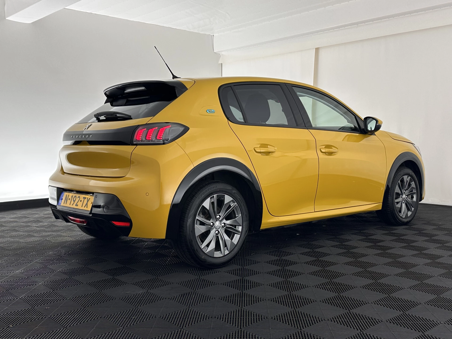 Hoofdafbeelding Peugeot e-208