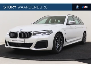 BMW 5 Serie Touring 530e xDrive High Executive M Sport Automaat / Sportstoelen / Trekhaak / Achteruitrijcamera / Stoelverwarming / PDC / Cruise Control / Live Cockpit Professional