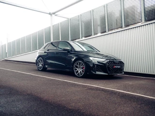 Hoofdafbeelding Audi RS3 Audi A3 Sportback 2.5 TFSI RS 3 quattro | Adaptief onderstel | Carbon | RS-Sportuitlaat | Pano | RS-Designpakket | Sonos | Headup |