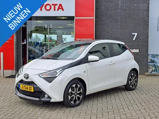 Hoofdafbeelding Toyota Aygo Toyota Aygo X-PLAY ACHTERUITRIJCAMERA AIRCO ZWART DAK LICHTMETALEN VELGEN