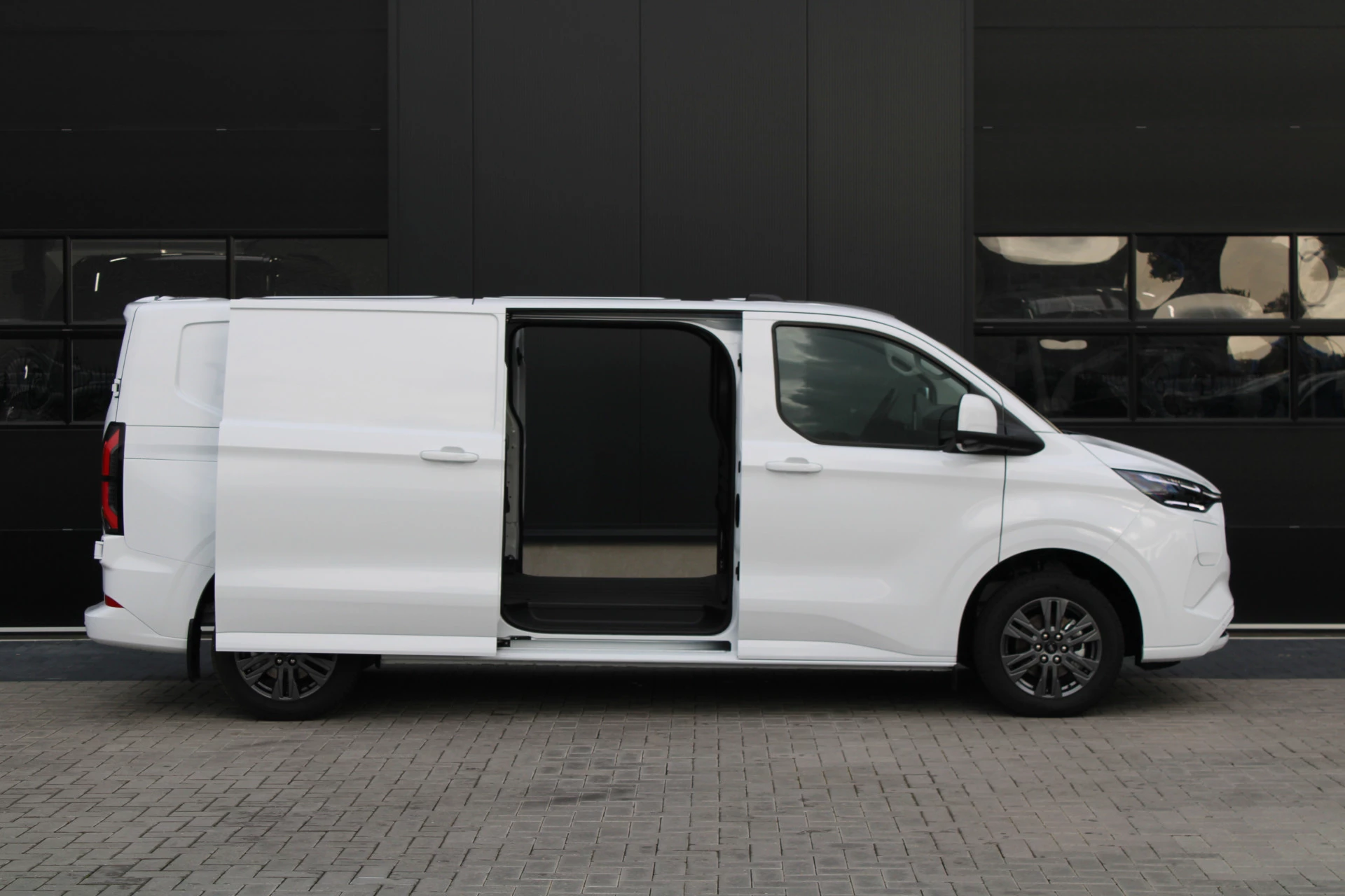 Hoofdafbeelding Ford E-Transit Custom