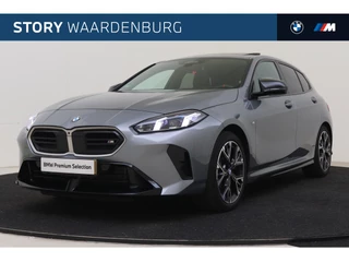 BMW 1 Serie M135 xDrive High Executive Automaat / Trekhaak / Sportstoelen / Adaptieve LED / M Adaptief onderstel / Comfort Access / Parking Assistant Plus / Head-Up / Stuurverwarming