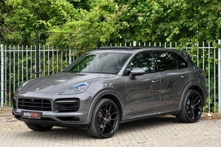 Hoofdafbeelding Porsche Cayenne Porsche Cayenne 3.0 Sport Design, Chrono, Pano, 18-weg, 360, Leder, 22'', Sfeer, Trekhaak!