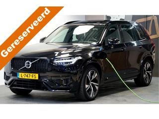 Volvo XC90 2.0 T8 AWD 287kW/390pk Aut8 Recharge R-Design 7P LUCHTVERING + EL. TREKHAAK + PANORAMADAK + HARMAN/KARDON + LEDER + HEAD-UP + STOEL-&STUURVERWARMING + LEDEREN DASHBOARD + 360 CAMERA + ACHTERBANKVERWARMING + PARKSENSOREN + 20" LM-VELGEN!!