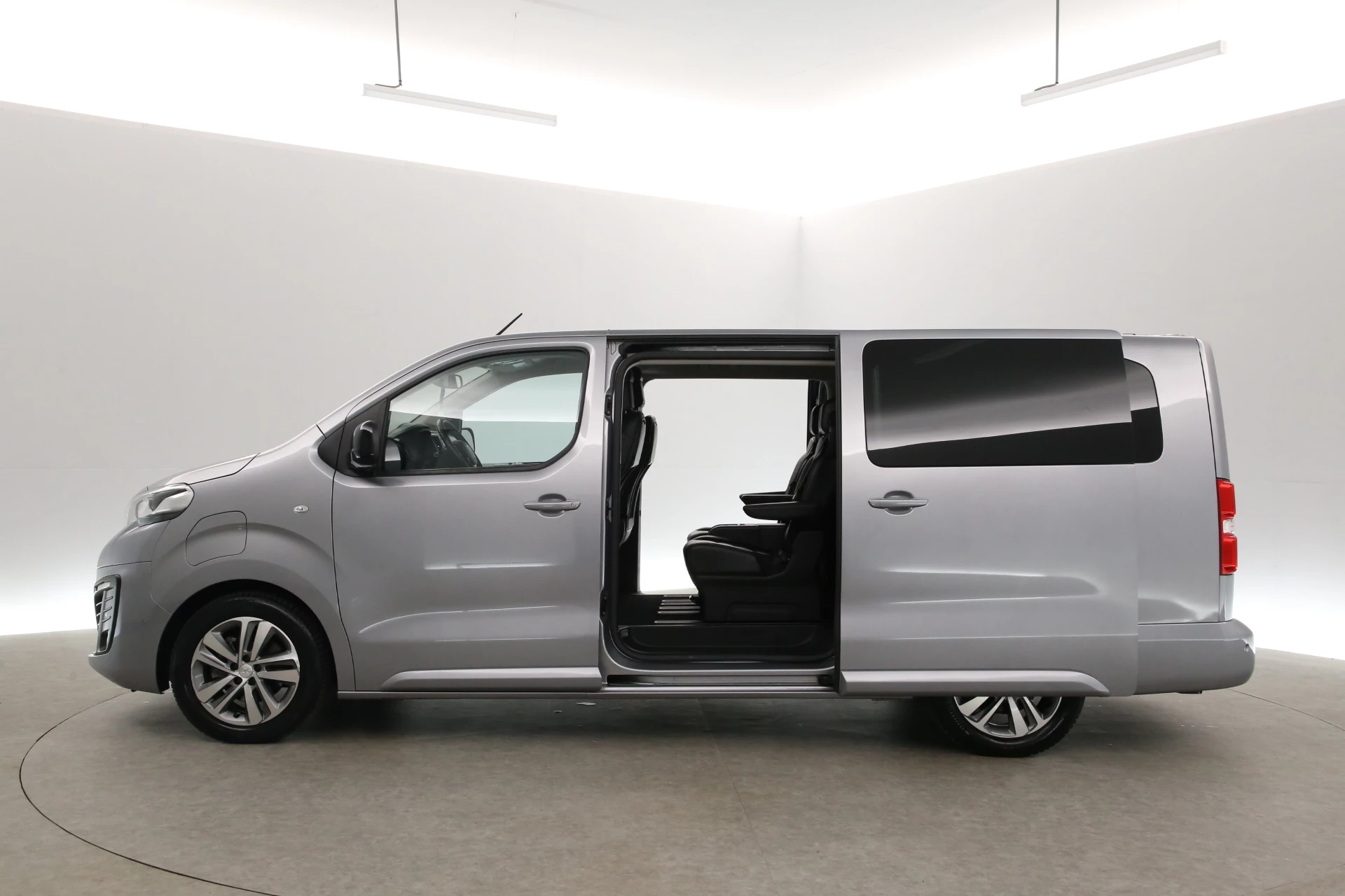 Hoofdafbeelding Peugeot e-Traveller