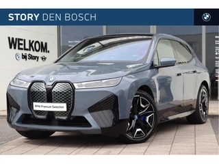 BMW iX xDrive50 High Executive Sport / Panoramadak Sky Lounge / Trekhaak / Stoelventilatie / Comfortpakket / Interieurcamera / BMW IconicSounds Electric / Parking Assistant Plus / Professional / Laserlight / Bowers & Wilkins / Comfort Access