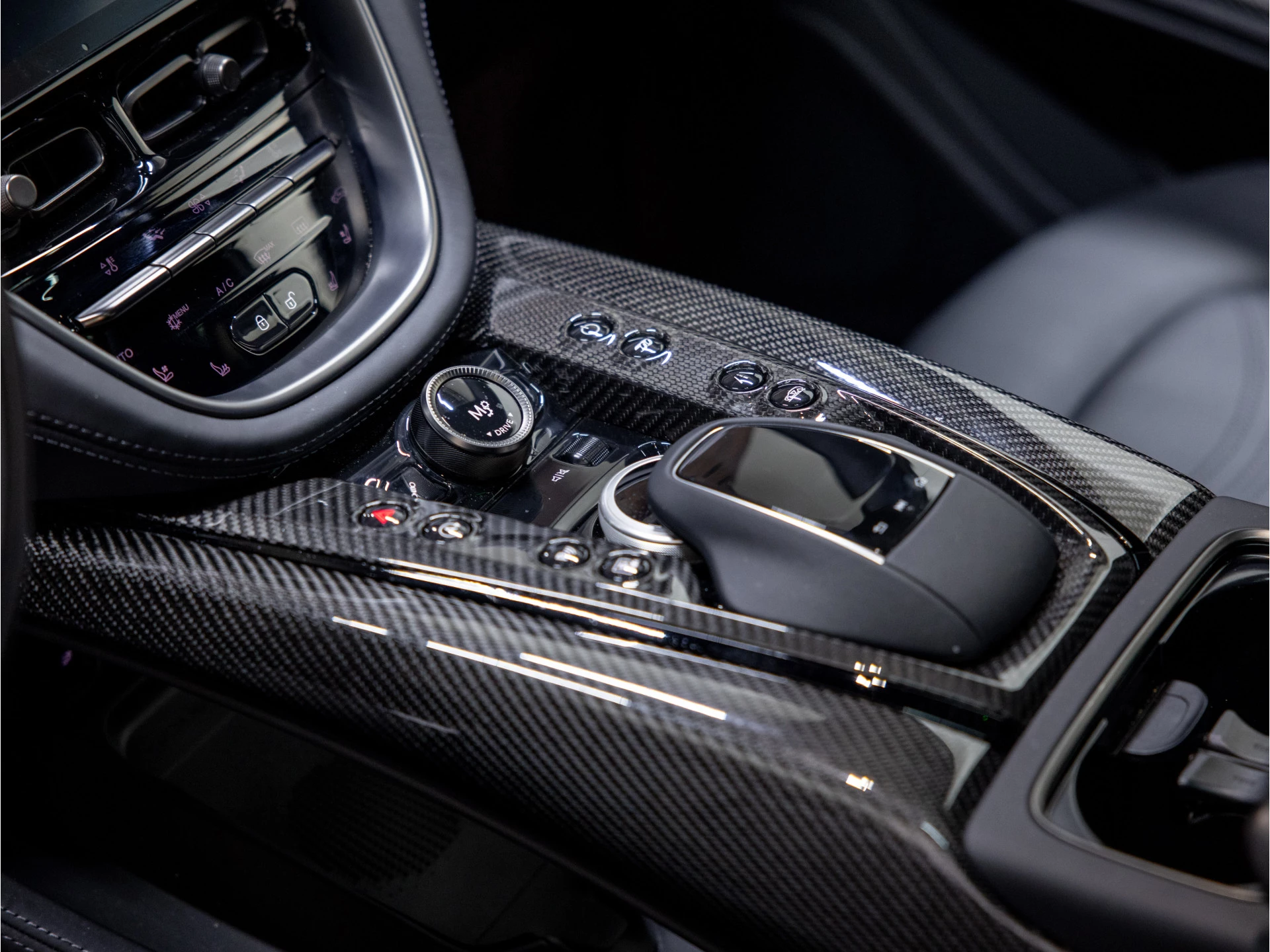 Hoofdafbeelding Aston Martin DBX