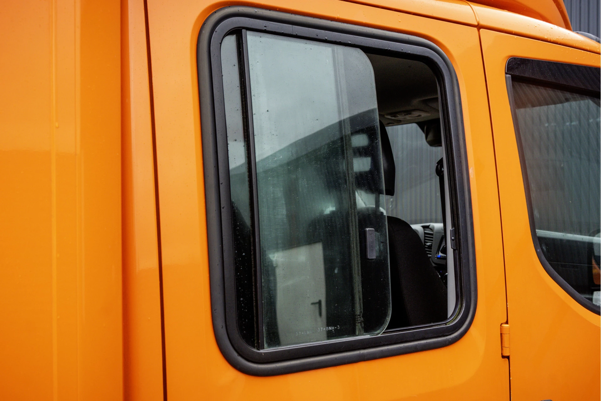 Hoofdafbeelding Iveco 50C18 3.0L | Bakwagen met laadklep | Climatic | Cruise | 180PK | 3.5T Trekgewicht | 2520KG Laadvermogen