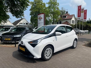 Toyota Aygo 1.0 VVT-I X-PLAY / AIRCO / CAMERA / NAVI / BLUETOOTH