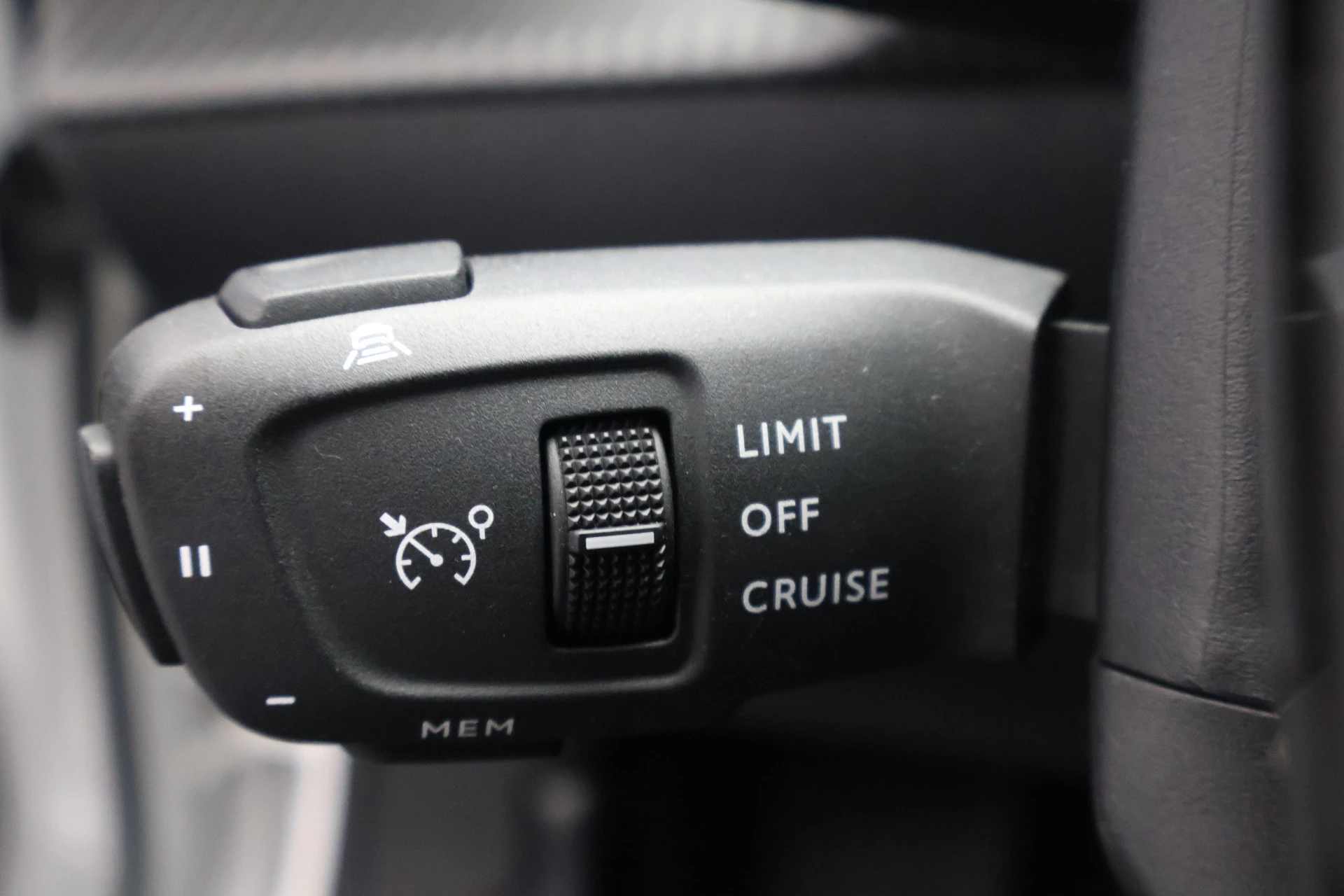 Hoofdafbeelding Peugeot e-2008