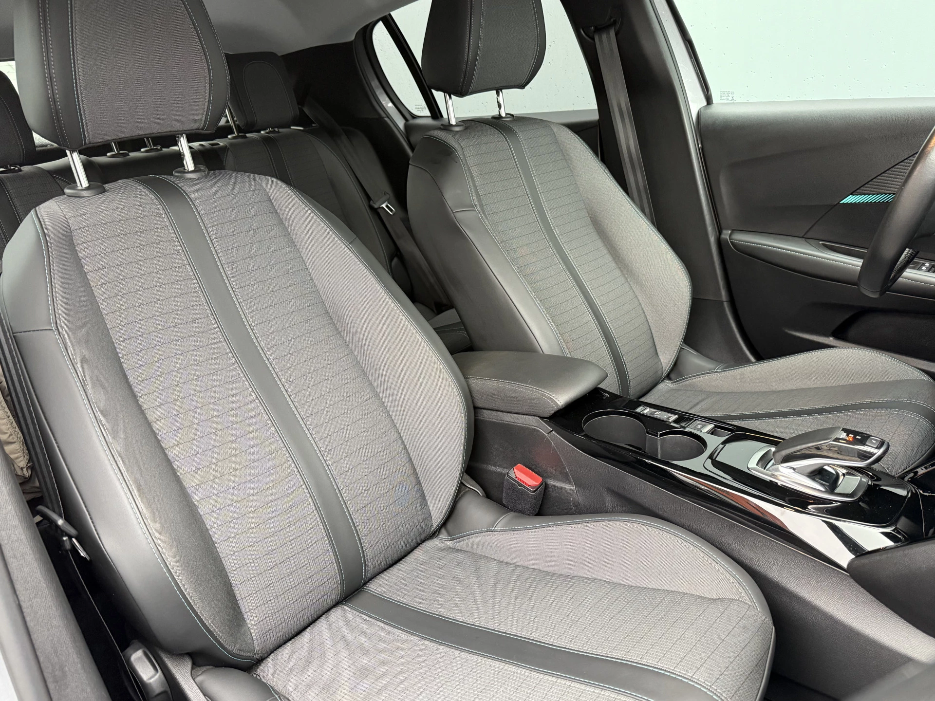 Hoofdafbeelding Peugeot e-208