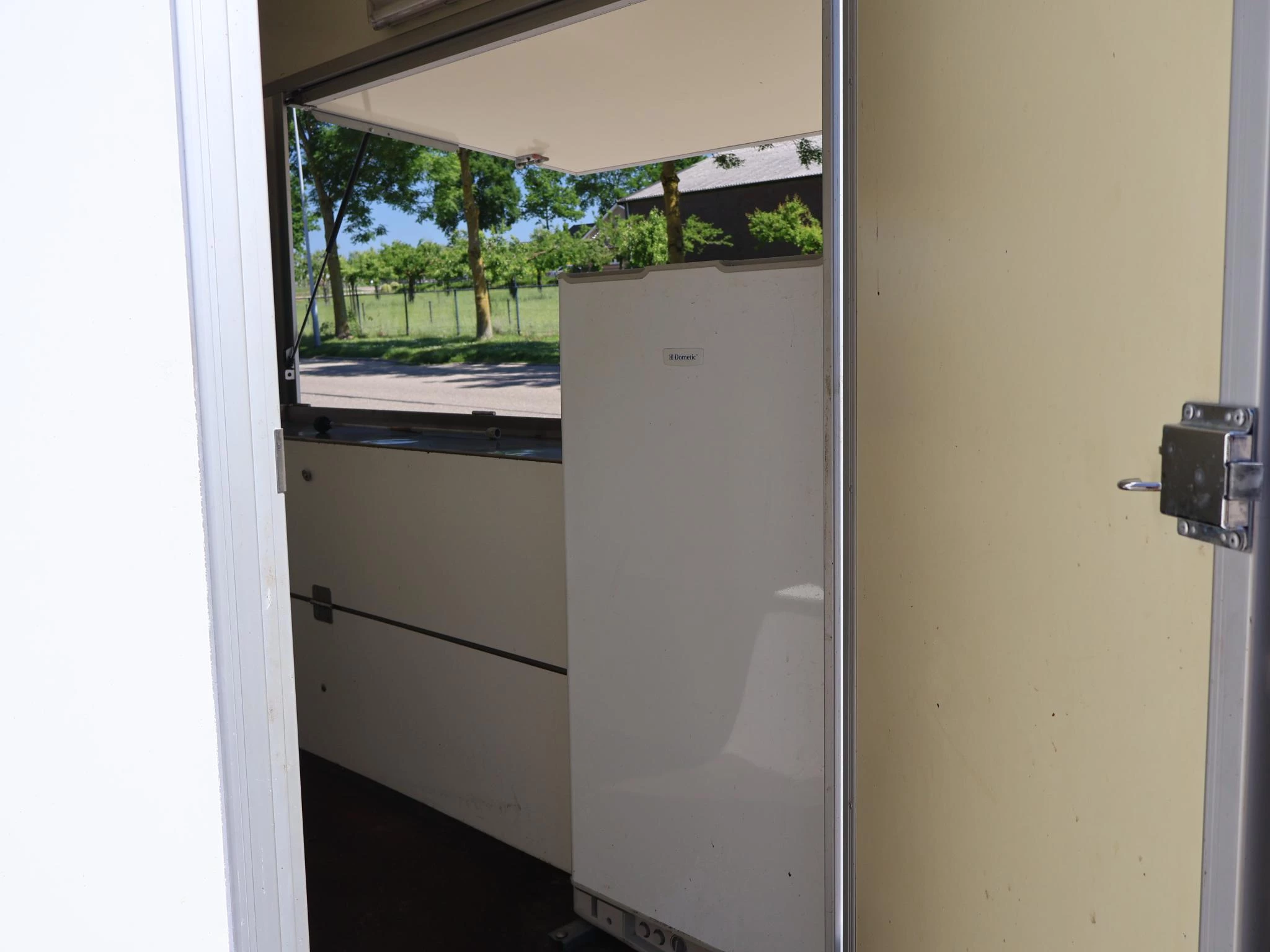 Hoofdafbeelding Dutch trailers DT13H VERKOOPWAGEN AANHANGER MET VERKOOPKLEP