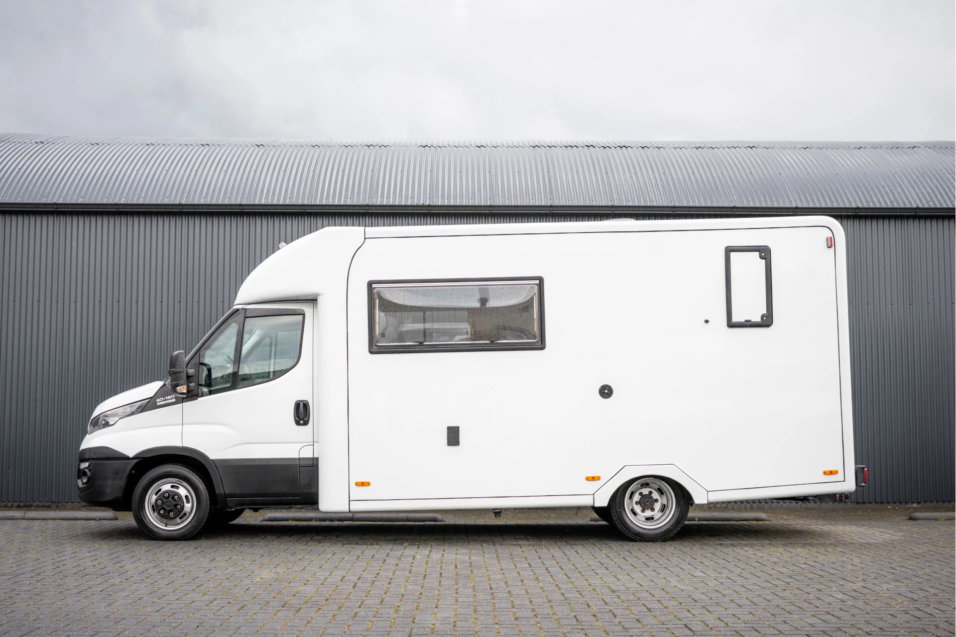 Hoofdafbeelding Iveco 40C18 3.0L 180PK | Camperkandidaat | 1ste Eigenaar | Automaat | Euro 6 | Camera | 3.5T Trekgwicht