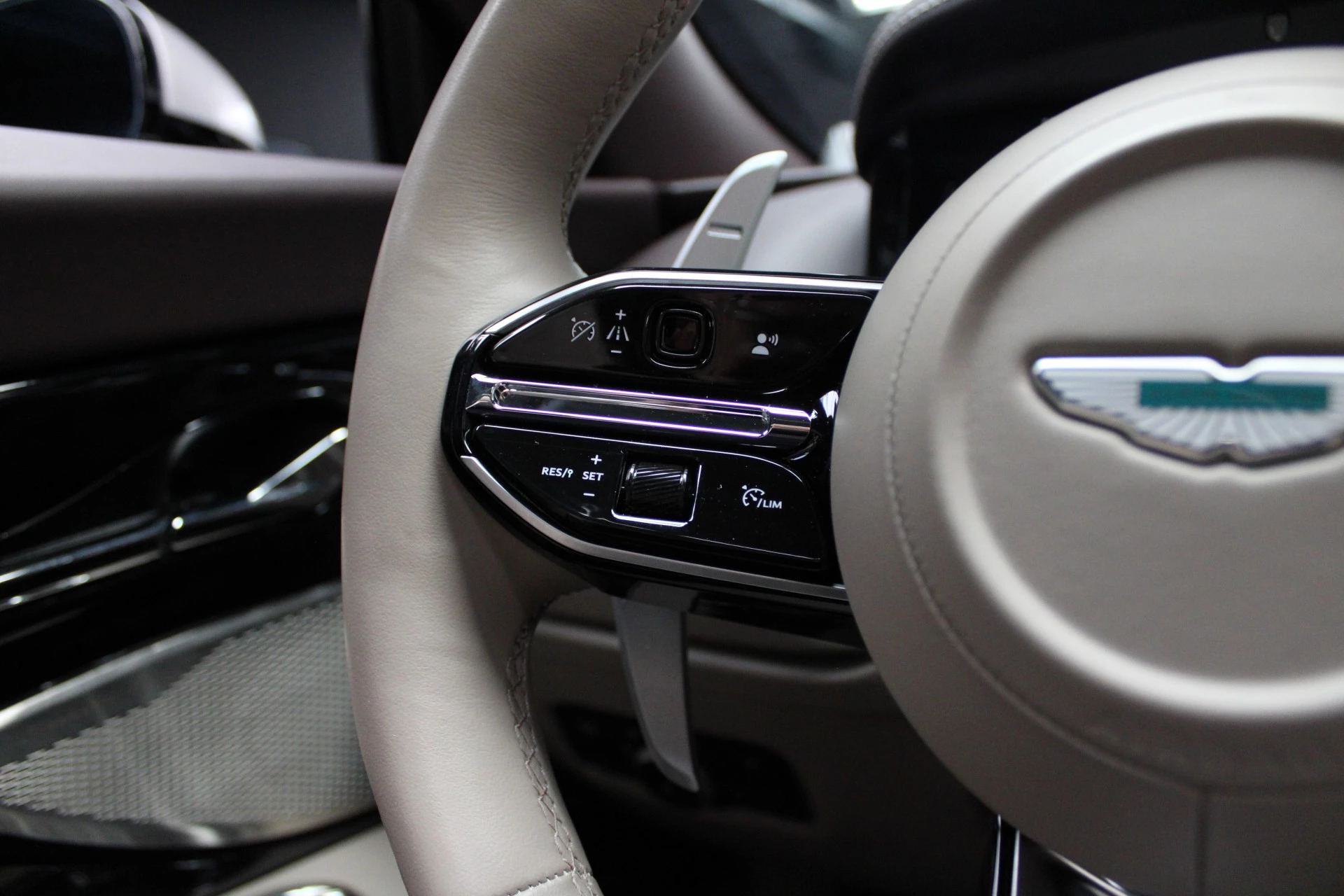 Hoofdafbeelding Aston Martin V8 Volante