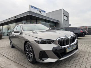 Hoofdafbeelding BMW i5 BMW i5 eDrive40 M sport 84 kWh Trekhaak | Driving Assistant Plus | Harman-Kardon | Stuur en Stoel verw.