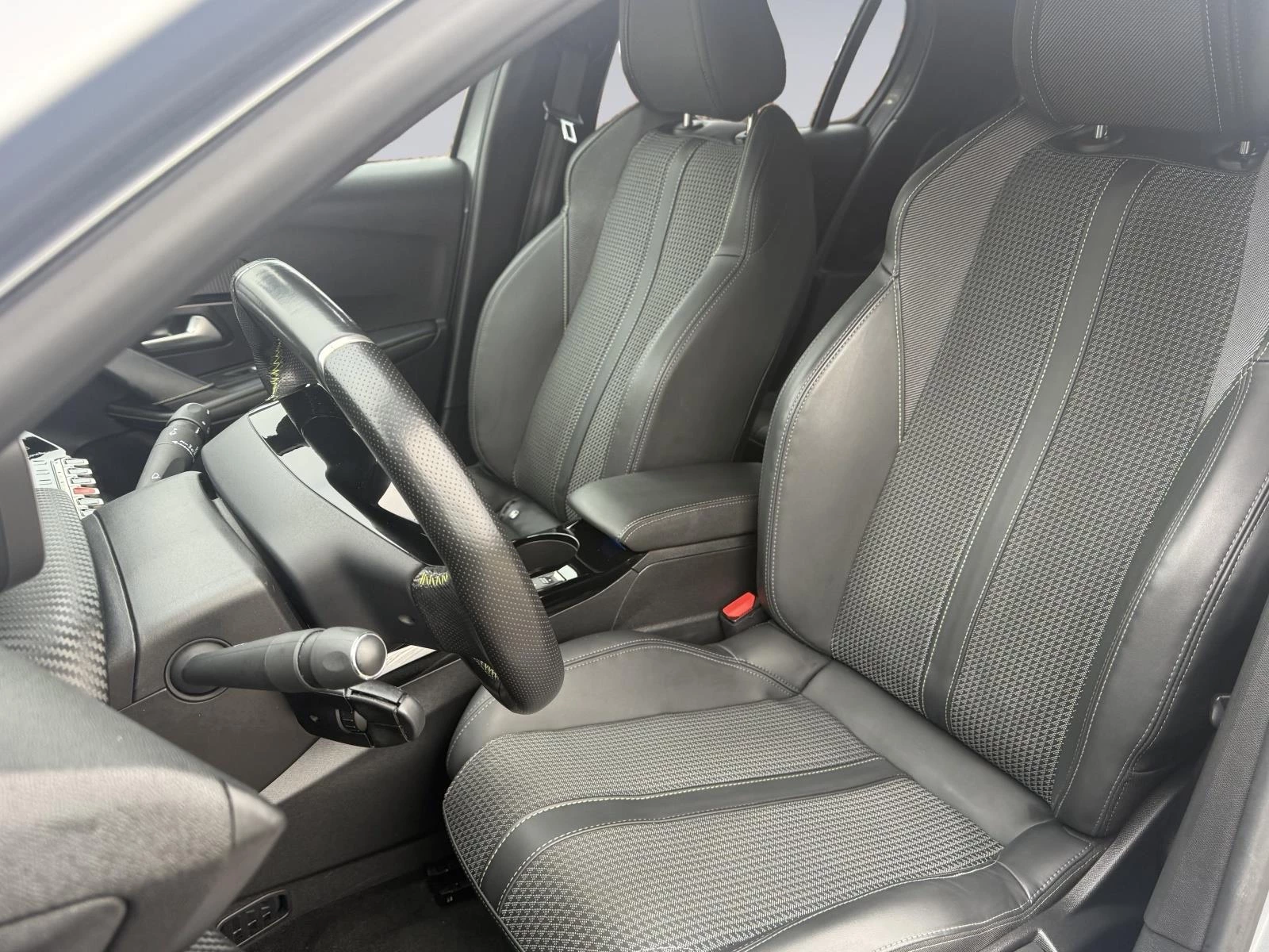 Hoofdafbeelding Peugeot e-208