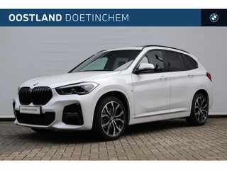 Hoofdafbeelding BMW X1 BMW X1 sDrive20i High Executive M Sport Automaat / Panoramadak / Trekhaak / Sportstoelen / Achteruitrijcamera / Adaptieve LED / Head-Up / M Sportonderstel / Stuurverwarming