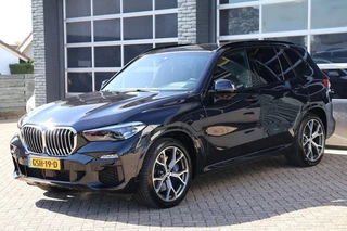 Hoofdafbeelding BMW X5 BMW X5 45E M pakket carbon schwarz high executive co Pilot