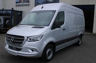 Mercedes-Benz Sprinter 319 CDI L2H2 RWD 3500kg trekhaak, MBUX 10.25 met parkeer pakket en camera, Bumpers in kleur