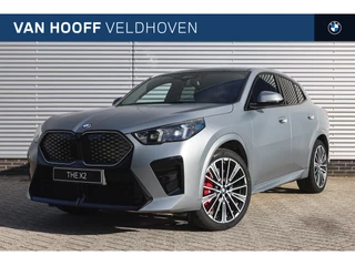Hoofdafbeelding BMW iX2 BMW iX2 eDrive20 High Executive M Sport / Panoramadak / Sportstoelen / Adaptieve LED / Parking Assistant Plus / Head-Up / Comfort Access / M Adaptief onderstel