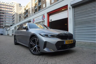 Hoofdafbeelding BMW 3 Serie BMW 3 Serie Touring 330e M-SPORT | Facelift 2023/2024 | FROZEN GREY | Head Up | Adaptive + Lane | Harman Kardon | Trekhaak | Wide Screen Dashboard