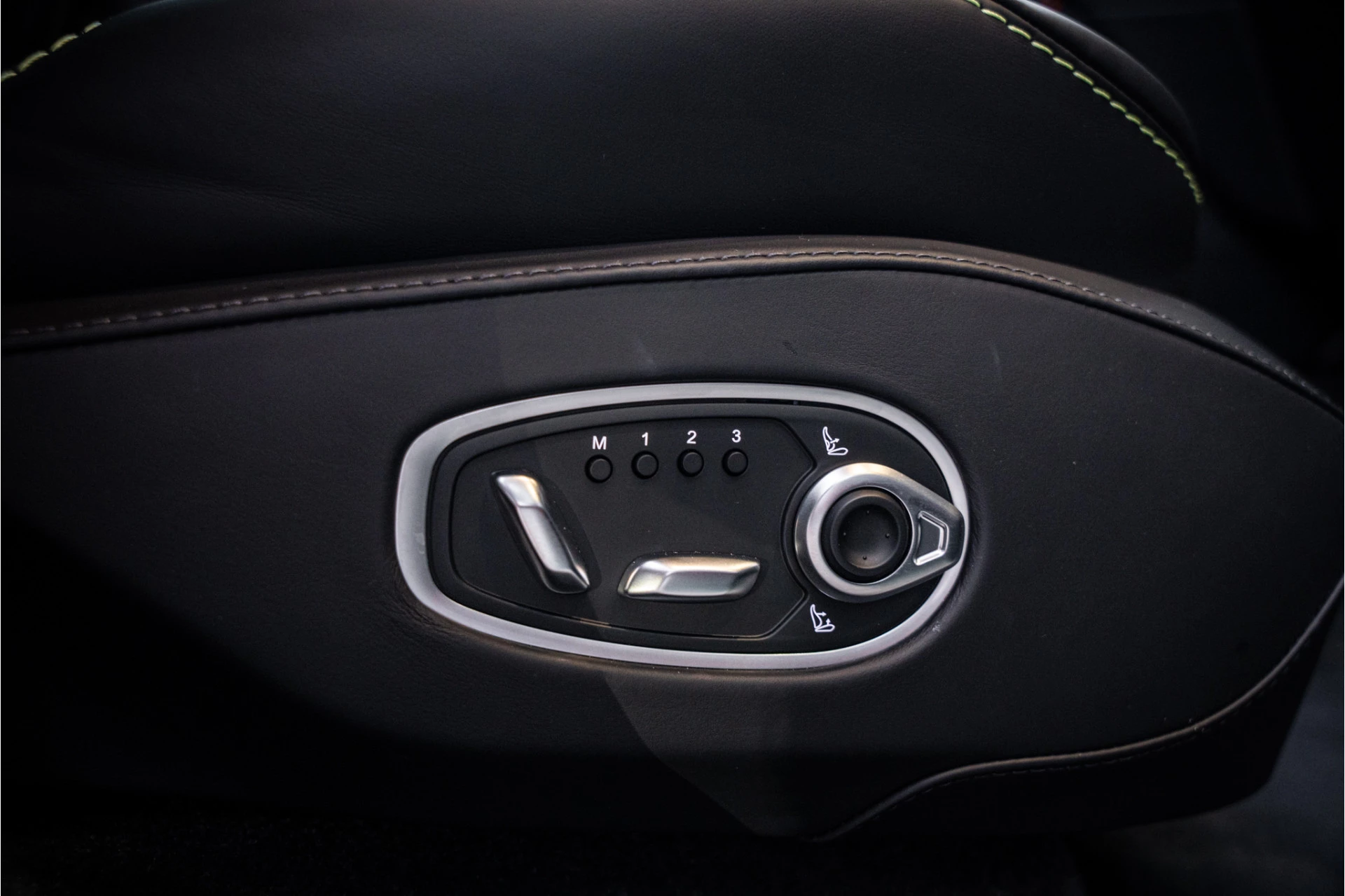 Hoofdafbeelding Aston Martin DBX