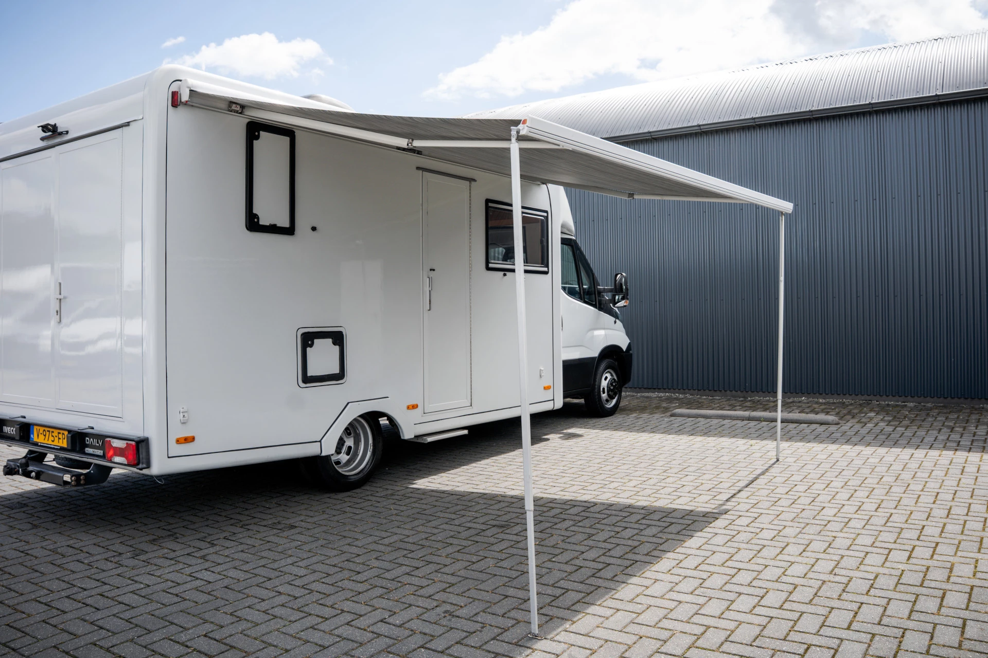 Hoofdafbeelding Iveco 40C18 3.0L 180PK | Camperkandidaat | 1ste Eigenaar | Automaat | Euro 6 | Camera | 3.5T Trekgwicht