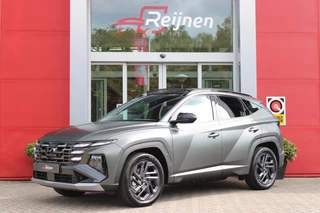 HYUNDAI TUCSON 1.6 T-GDI PHEV 252PK 20TH ANNIVERSARY+ SKY *NIEUW* | PANORAMISCH SCHUIF/KANTELDAK | STUUR / STOELVERWARMING | FULL LED KOPLAMPEN | |HALF ALCANTARA / LEDER 20TH ANNIVERSARY DESIGN MET GROENE STIKSELS | NAVIGATIE | ADAPTIVE CRUISE CONTROL | DRAADLOOS APPLE CARPLAY / ANDROID AUTO | DRAADLOOS TELEFOONLADER | ELEKTRISCH BEDIENBARE ACHTERKLEP | DODEHOEK DETECTIE | 3 FASE CLIMATE CONTROL | KRELL PREMIUM AUDIO | 19"INCH 20TH ANNIVERSARY VELGEN | ZONWERING IN ACHTER PORTIEREN | PINE GREEN MATTE METALLIC LAK | DEURLIJSTEN MET LUXE AFWERKING | DAKRAILS ZWART |