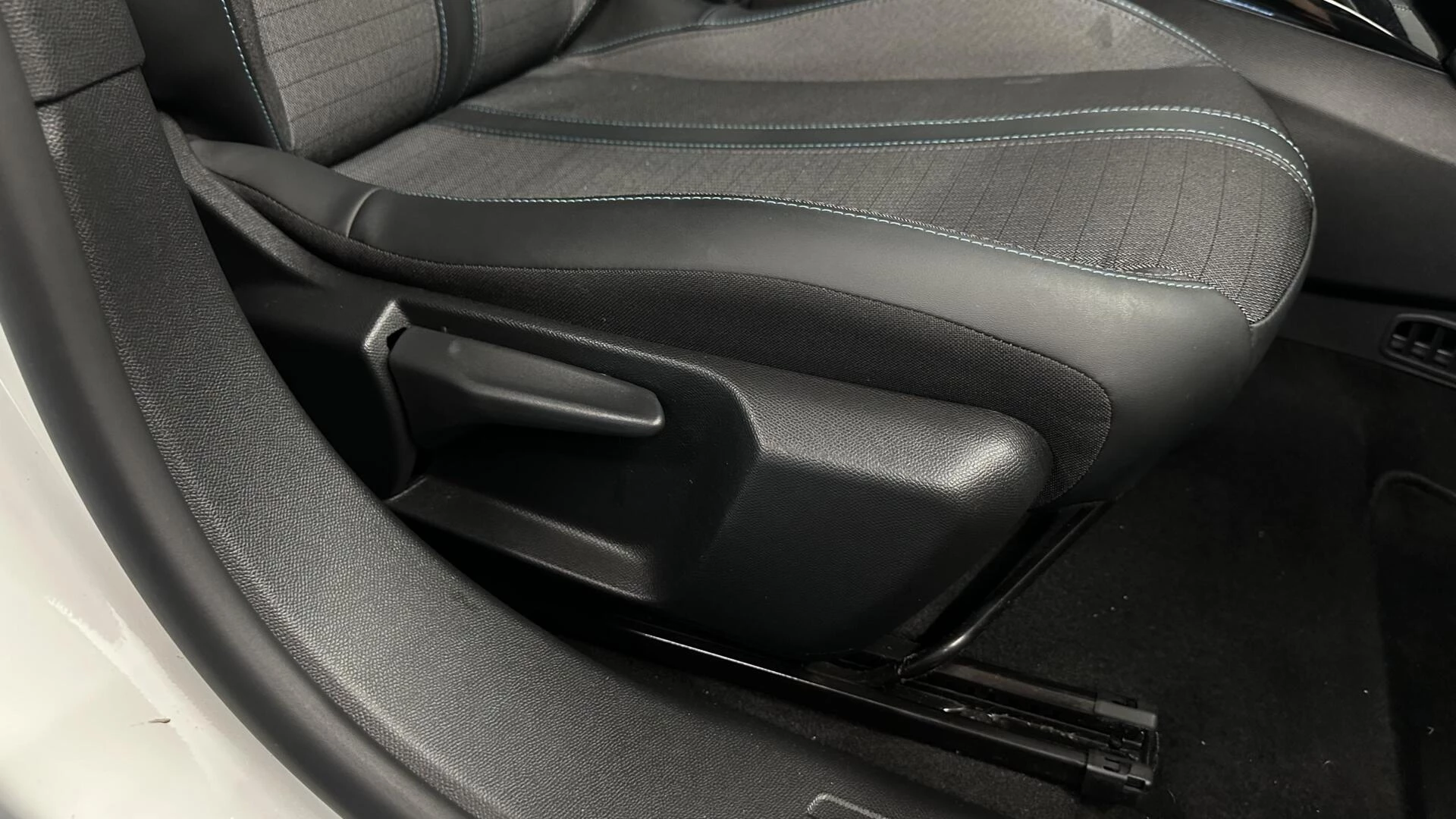 Hoofdafbeelding Peugeot e-2008