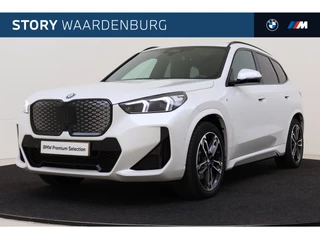 BMW iX1 xDrive30 High Executive M Sport / Panoramadak / Trekhaak / Sportstoelen / Adaptieve LED / Head-Up / M Adaptief onderstel / Comfort Access / Parking Assistant Plus