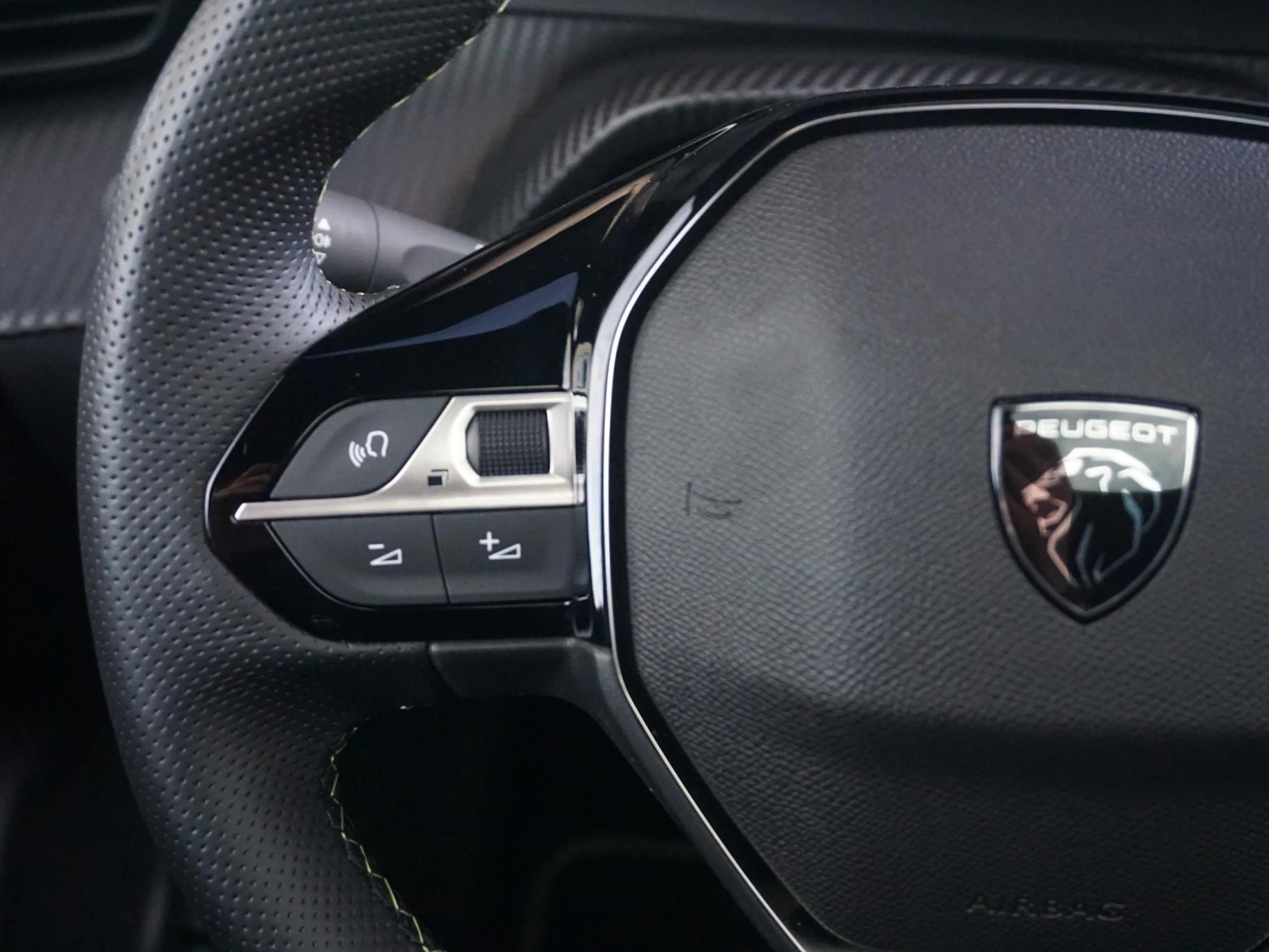 Hoofdafbeelding Peugeot e-2008