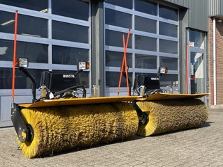 Hoofdafbeelding Schuitemaker HF 1700 MFB Schuitemaker HF 1700 MFB Veegborstel Veegmachine Rolbezem Sneeuwbezem Sneeuwborstel HF 1700 MFB 2013  9x op voorraad Rolbezem Sneeuwbezem Sneeuwborstel  hydraulische electrische aangedreven machine voerzien van eigen