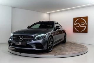 Hoofdafbeelding Mercedes-Benz C-Klasse Mercedes-Benz C-Klasse Coupé 300 Premium+ AMG 259PK | Pano | Sfeer | Dig. Cockpit | Burmester | Memory | VOL! 12 MND Garantie