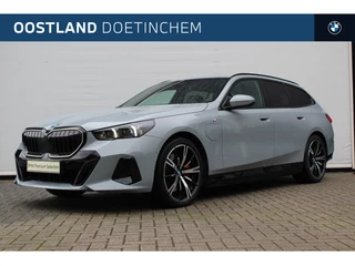 BMW 5 Serie Touring 550e xDrive M Sport Automaat / Adaptief onderstel / Stoelventilatie / Comfort Access / Adaptieve LED / Stuurverwarming / Harman-Kardon / Live Cockpit Professional