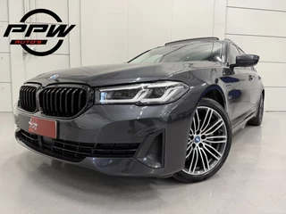 BMW 5 Serie Touring 530e xDrive High Exe PANO/TREKHAAK/SOH 92%/H&K/360CAMERA/ACC/19"M-SPORT BREEDSET/LED-ADAPTIVE/LEER-SPORT/SFEER/CARPLAY/SHADOW-LINE/SOPHISTOGRAU/NET OH BEURT GEHAD BIJ BMW DEALER