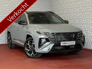 Hoofdafbeelding Hyundai Tucson Hyundai Tucson NIEUWE AUTO 1.6 T-GDI PHEV N-LINE SKY PANO. 360.CAMERA ELEK.KLEP ELEK.STOEL/GEHEUG.VERWARMD SUBWFR 19''LMV ZWARTE HEMEL STUURVERW. PLUG IN HYBRIDE 