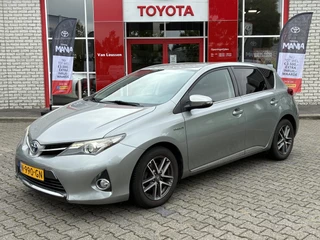 Hoofdafbeelding Toyota Auris Toyota Auris 1.8 HYBRID LEASE TOP 5 EDITIE CLIMA CRUISE 16" LM-VELGEN ALL-SEASONS PRIVACY-GLASS BLUETOOTH