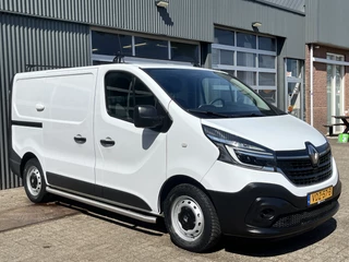 Renault Trafic 1.6 dCi L1H1 2x Schuifdeur Kastinrichting Airco Cruise controle Trekhaak 2000kg Kastinrichting 3-Persoons Telefoonverbinding Parkeersensoren achter Sitebars 1e eigenaar Euro 6 Dealer onderhouden