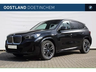 BMW iX1 eDrive20 M Sport / Panoramadak / Sportstoelen / Adaptieve LED / Comfort Access / M Adaptief onderstel / Parking Assistant / Stuurverwarming