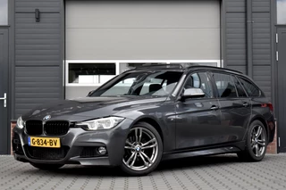 BMW 3 Serie Touring 318i M Sport Shadow | Panoramadak | Trekhaak Wegkl. | Camera | CarPlay | Digital Display | Stoelverwarming | Full-LED | 1e Eigenaar | Orig. NL |