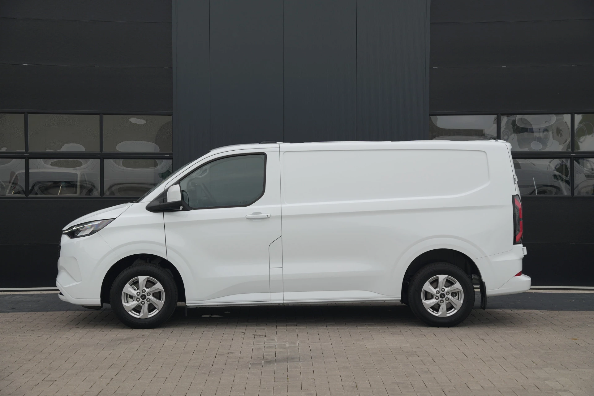 Hoofdafbeelding Ford E-Transit Custom
