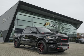 Hoofdafbeelding Dodge Ram 1500 Dodge Ram 1500 5.7 V8 401pk 4x4 Limited LPG G3 Widebody Black&Red Luchtvering Trekhaak Head-up Harman/kardon Sidebars CUSTOM!!