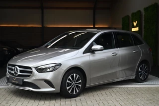 Hoofdafbeelding Mercedes-Benz B-Klasse Mercedes-Benz B-klasse 180 Business Solution Plus - Stoelverwarming - Achteruitrijcamera - LED Koplampen - El. Kofferklep -