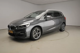 BMW 2 Serie Active Tourer 218i | LED | Leder | HUD | Trekhaak | Sportstoelen | Chrome line | Stoelverwarming | DAB | Hifi speakers | Alu 17 inch
