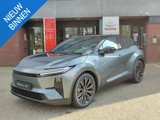 Toyota C-HR+ EXECUTIVE AWD 77 kWh NIEUW DIRECT LEVERBAAR! PANODAK JBL-AUDIO 20'' LM-VELGEN STOEL/STUURVERW 360° CAMERA LEER EL-STOEL BLIND SPOT NAVI